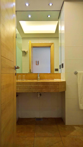 Bathroom 2, Oakland Hotel, Kasrouane