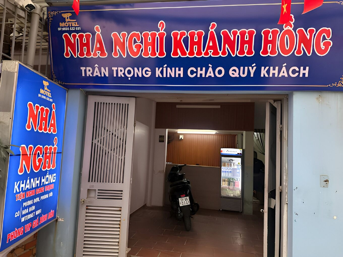 Exterior detail, Khanh Hong Hostel - by BAYOTA, Thanh Xuân