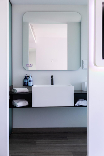 Bathroom 4, YOTEL Porto, Porto
