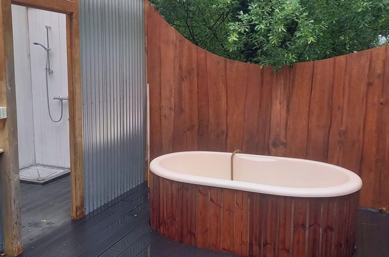 Spa, Unique Retreat Sleeps 2 With Hot Tub & Pets Ok