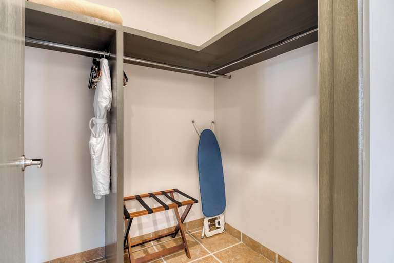 Wardrobe 5, Puerta Cortés Colinas by Lumina, La Paz