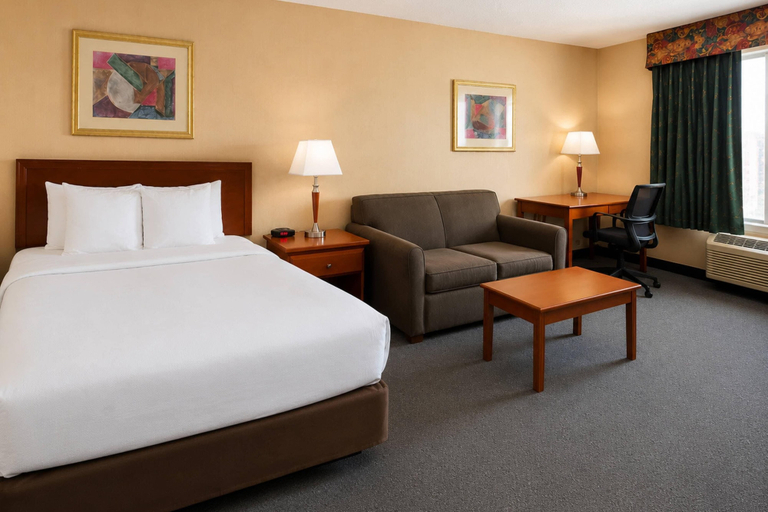 Bedroom 4, Comfort Inn & Suites Ambassador Bridge, Essex
