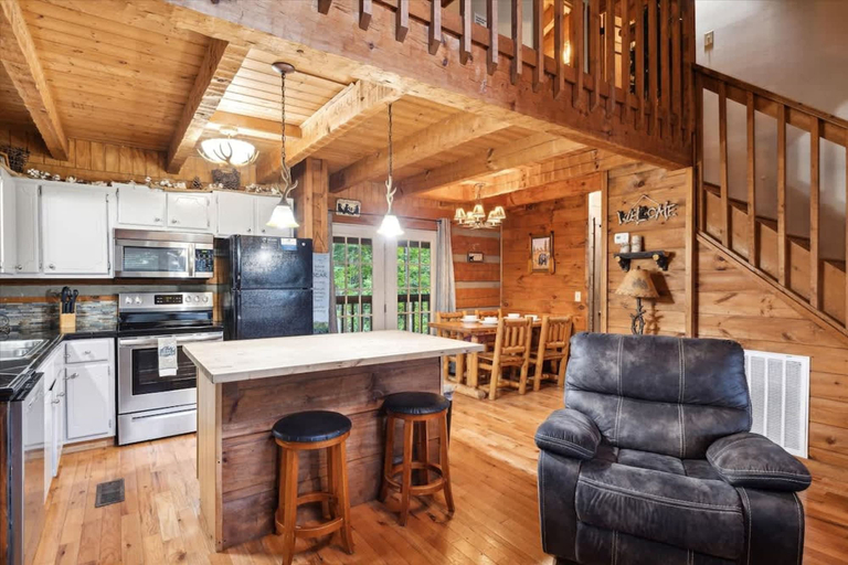 Room 2, Cabin Fever by Beyond Expectations w Hot Tub, Sevier