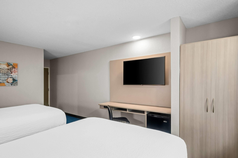 Bedroom 4, Microtel Inn by Wyndham Georgetown, Scott