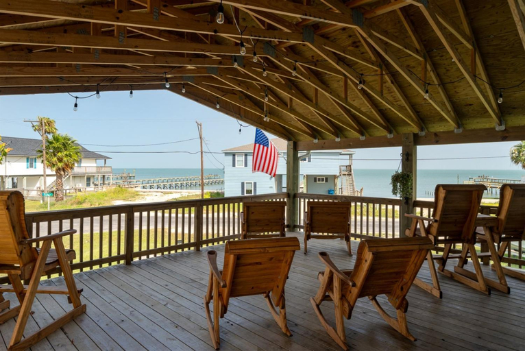 Food & Drinks, Hook, Wine  Sinker, Aransas