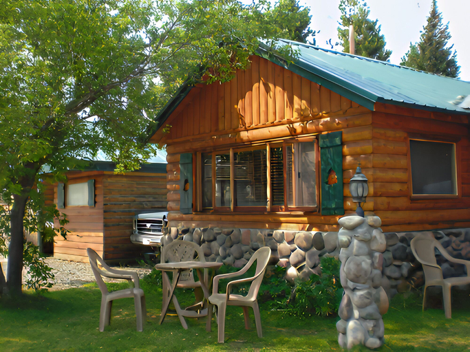 Outdoor dining, Yellowstone Inn, Gallatin