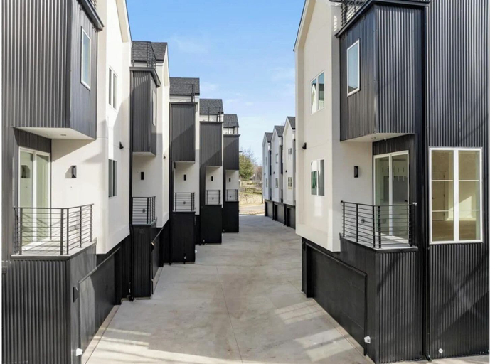 Exterior 4, Landing Amazing 3BD in Dallas, Dallas