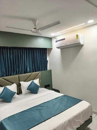 Room 4, Hotel 7 CR, Ahmadabad