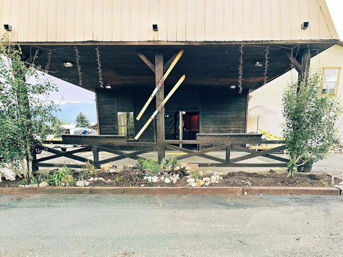 Property grounds 3, Eagle Nest Inn & Apartments, Colfax