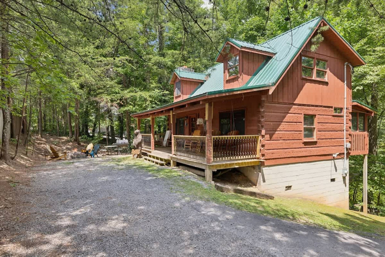 Room 5, Cabin Fever by Beyond Expectations w Hot Tub, Sevier