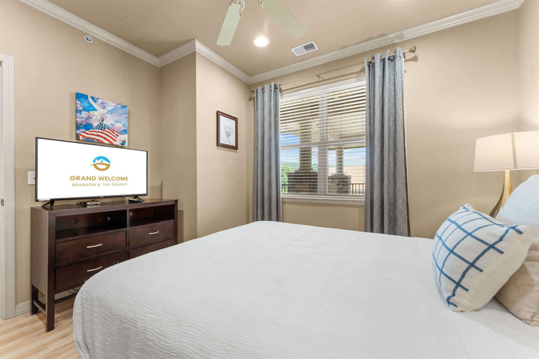 Room 5, Club Yakov & 3bdr Lakefront, Taney