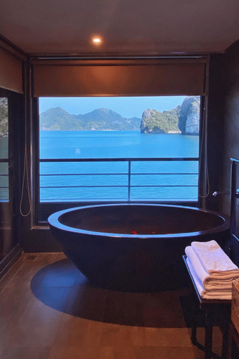 Bathroom 5, Scarlet Pearl Cruises, Hạ Long