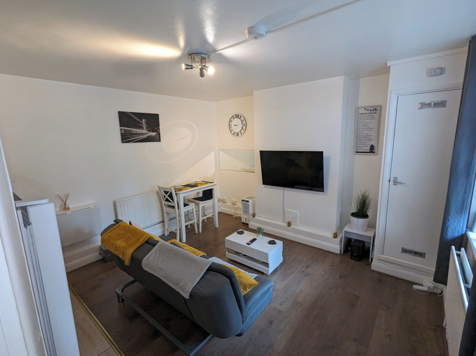 Living area 4, Apartment Sleeps 2 - City Centre & Wifi, London