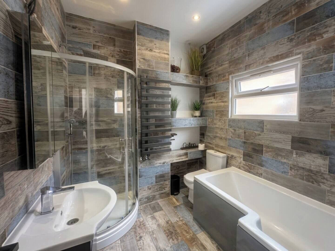 Bathroom, Charming 2-bed Ground Floor Apartment in Central London, London