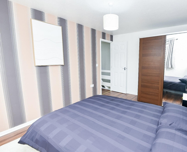 Room 2, House Sleeps 7 With Parking, Northamptonshire