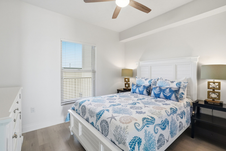 Room 5, Unit 0505 2 Bedroom Condo by RedAwning, Bay