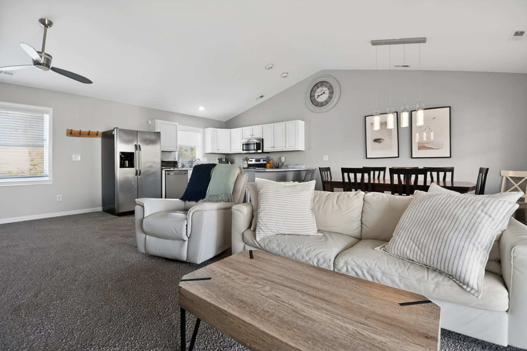 Room 2, Coastal 4BR Retreat Hot tub Water Views Deck Pet-friendly, Pender