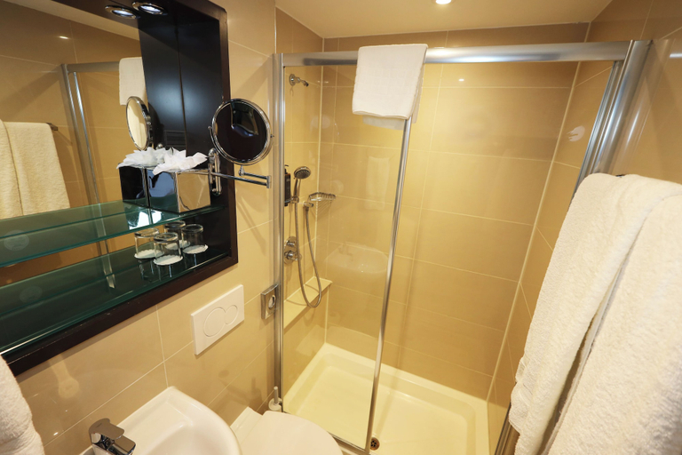 Bathroom 4, Mercure London Paddington Hotel, London
