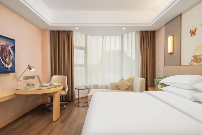 Bedroom 3, Vienna International Hotel, Baise