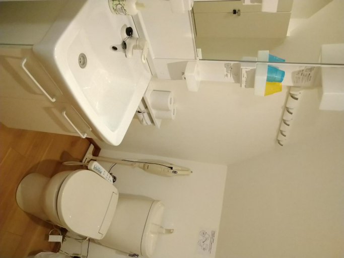 Bathroom 3, Issyuku Hotel Kaminarimon, Taitō