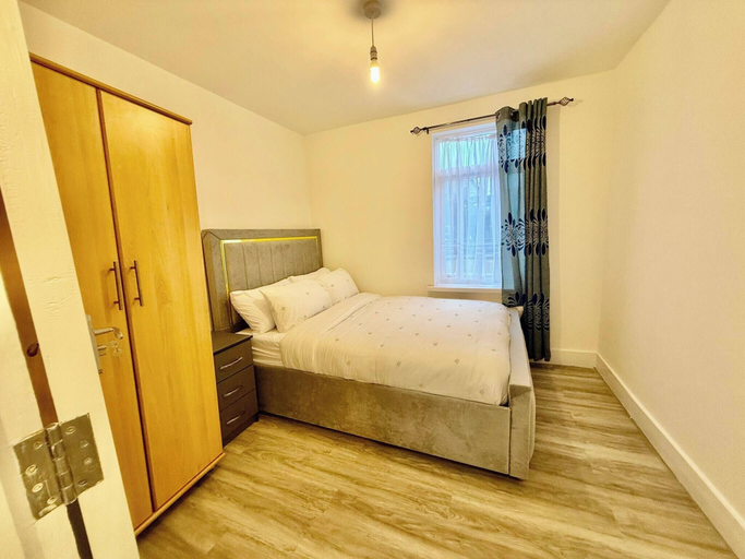 Room 5, Spacious 5 Bedrooms in Excel Big Ben and Westfield, London