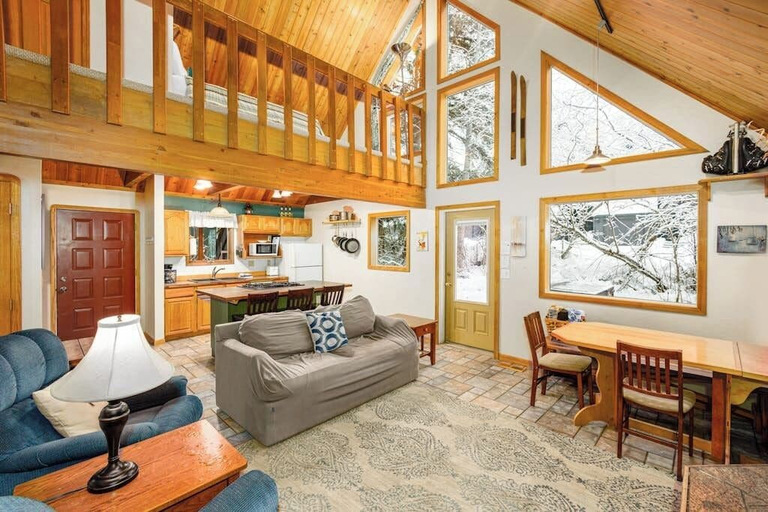 Interior 5, Two-bedroom Plus Loft Chalet w/ Mountain Views, Anchorage