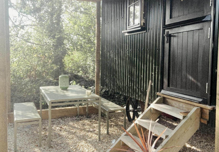 Outdoor dining 3, Pet Friendly Shepherd's Hut, Sleeps 2 With Hot Tub, Somerset