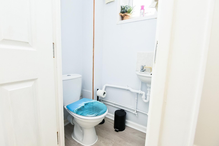 Bathroom 4, House Sleeps 7 With Parking, Northamptonshire