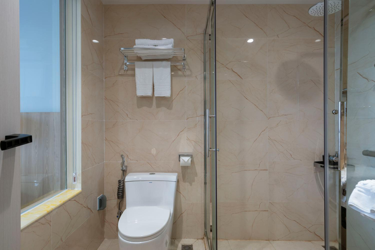 Bathroom, Hùng Vương Hotel, Móng Cái
