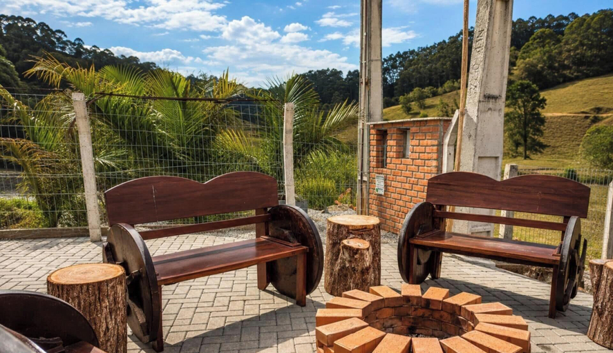 Fireplace, Pousada Dona Teresinha | Piscina Aquecida | Café - São Bonifácio - SC, São Bonifácio