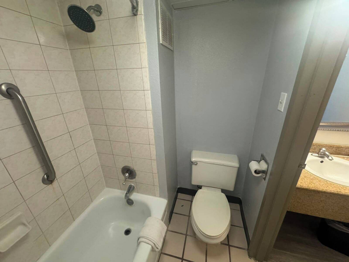 Bathroom 4, Express Inn & Suites Greensville TX, Hunt