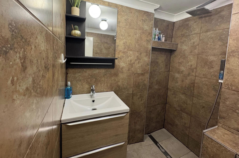 Bathroom 4, 4 Bedroom Apartment Sleeps 14 With Balcony, London