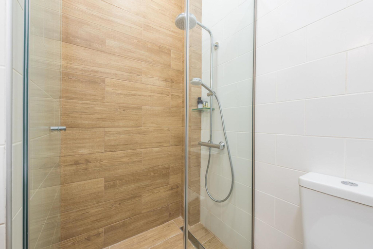 Bathroom 2, Fresh and Clean apt for 6 in Koukaki, Attica