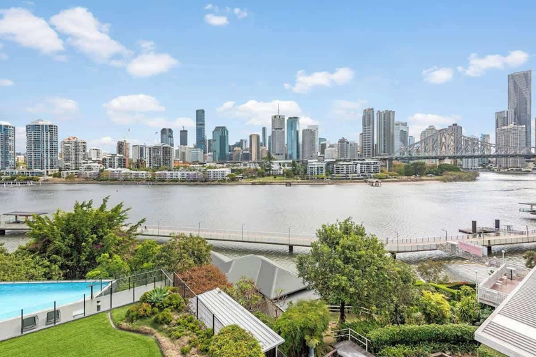 Interior 5, Wow! ~ Skyline City, Water + Story Bridge Views, New Farm