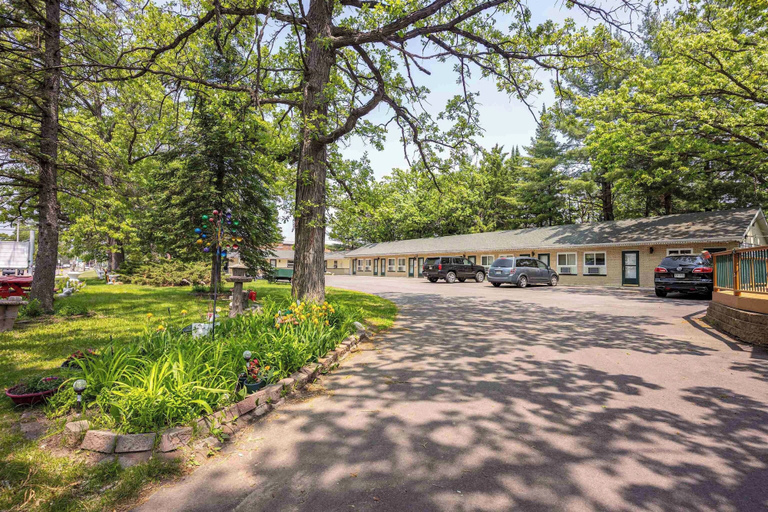 Front of property, Oak Crest Motel, Adams