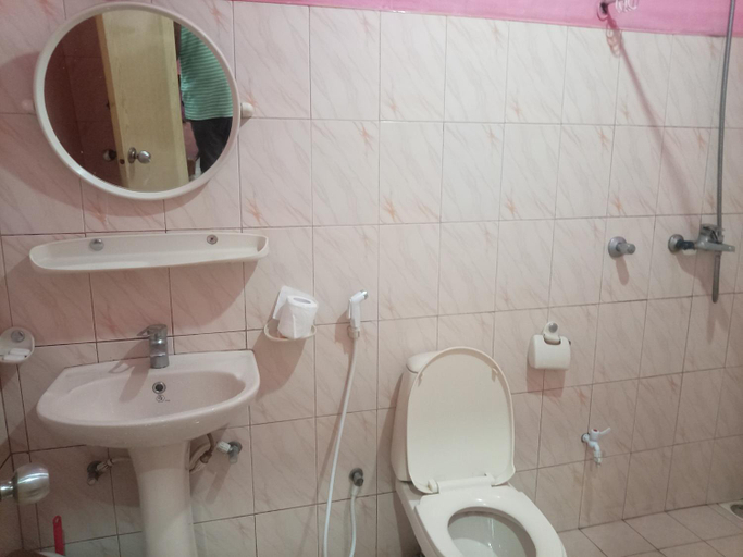 Bathroom 5, Little Heaven, Ella