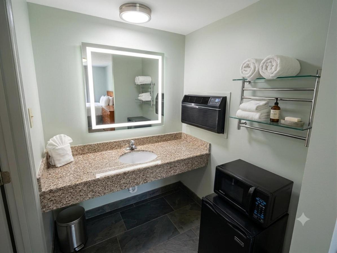 Bathroom 5, King's Inn Motel, Granville