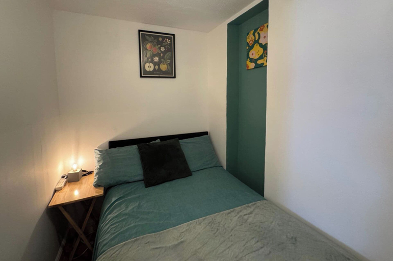 Room 2, 4 Bedroom Apartment Sleeps 14 With Balcony, London