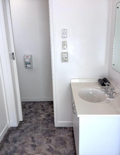 Bathroom 3, Charlton Motel, Gore