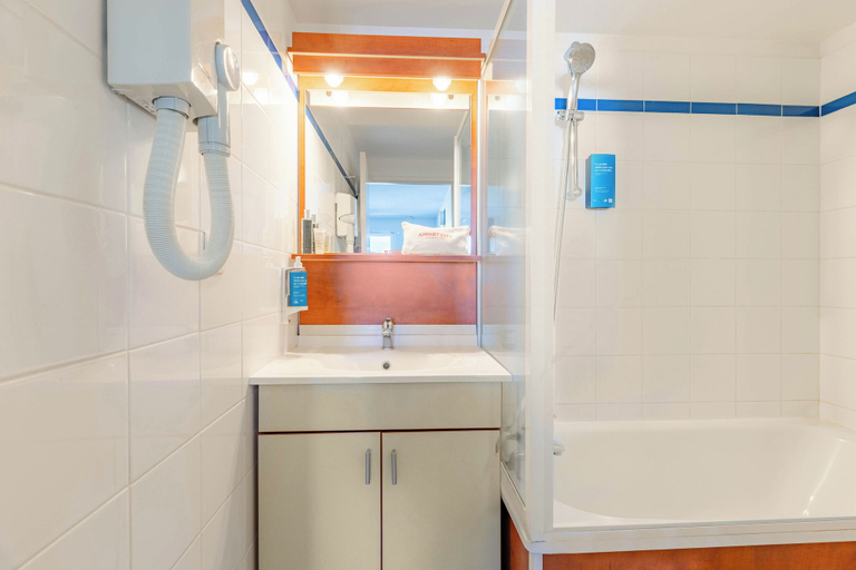 Bathroom 4, Appart'City Classic Clermont Ferrand Centre, Puy-de-Dôme