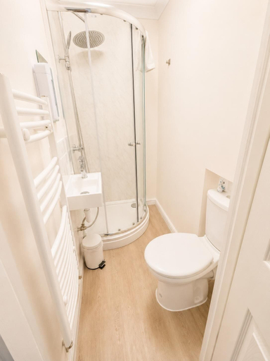 Bathroom 3, High Trees Gatwick Guest House, Surrey