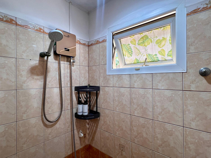 Bathroom 5, Dumaguete Dive Center, Bacong