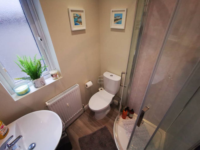 Bathroom 3, 4BR Modern Botanic House, Belfast