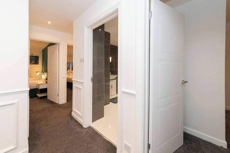 Interior 5, Spacious 4BR Home With Games Room & Free Parking, Wokingham