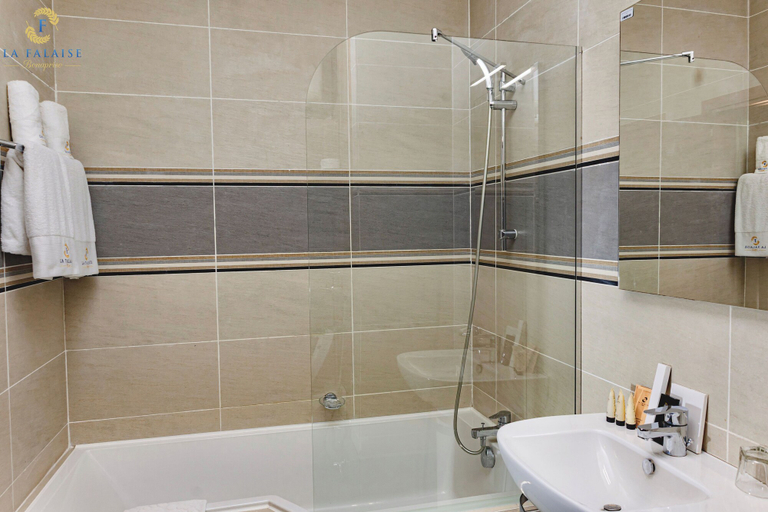 Bathroom 5, Hotel La Falaise Bonapriso, Wouri
