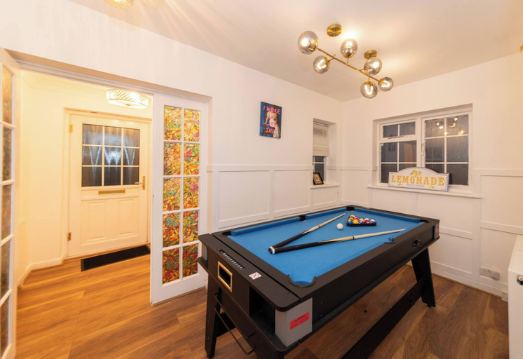 Game room 3, Spacious 4BR Home With Games Room & Free Parking, Wokingham