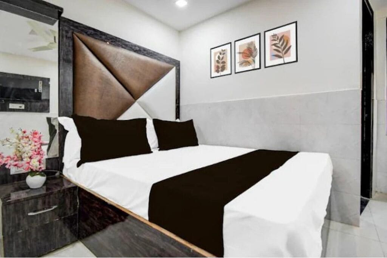 Room 5, Hotel Birhana road, Kanpur Nagar