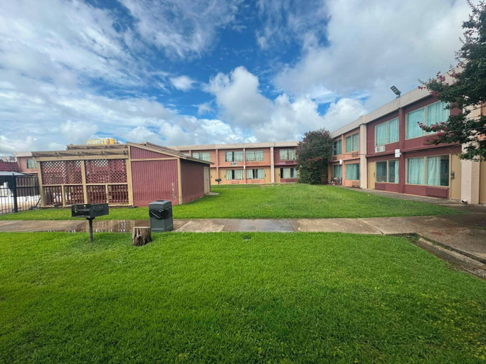 Others 1, Express Inn & Suites, Hunt