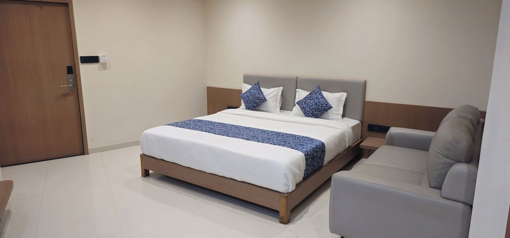Room 4, Hotel Centrum, Surendranagar