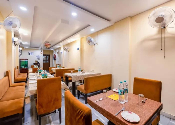 Dining 4, Roomshala Hotel Dharam Villa, Gautam Buddha Nagar